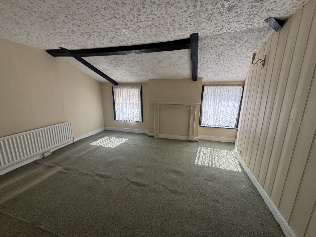 Lot: 178 - DETACHED COTTAGE FOR IMPROVEMENT AND REPAIR WITH LARGE GARAGE - Bedroom one